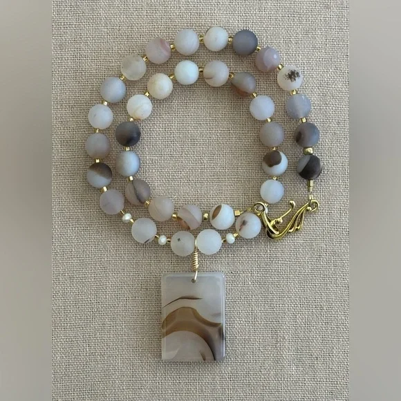 22 inch Matte Flower Agate bead necklace NWOT - Picture 12 of 15